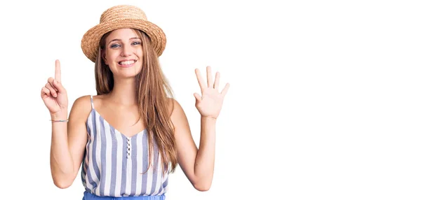 Genç Sarışın Yaz Şapkası Takan Güzel Bir Kadın Altıncı Parmaklarını — Stok fotoğraf