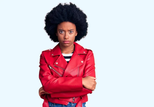 Молода Афроамериканська Жінка Червоній Шкіряній Куртці Скептично Нервово Схвалюючи Вираз — стокове фото