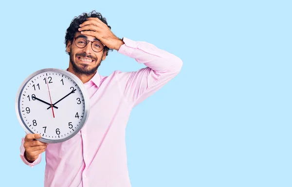 Hombre Joven Guapo Con Pelo Rizado Oso Sosteniendo Gran Reloj — Foto de Stock