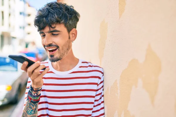 Genç Spanyol Adam Mutlu Gülümsüyor Şehrin Duvarına Yaslanmış Akıllı Telefon — Stok fotoğraf