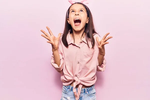 腕を上げて成功のために狂気と狂気を祝うカジュアルな服を着て美しい子供の女の子と興奮叫んで目を閉じた 勝者のコンセプト — ストック写真