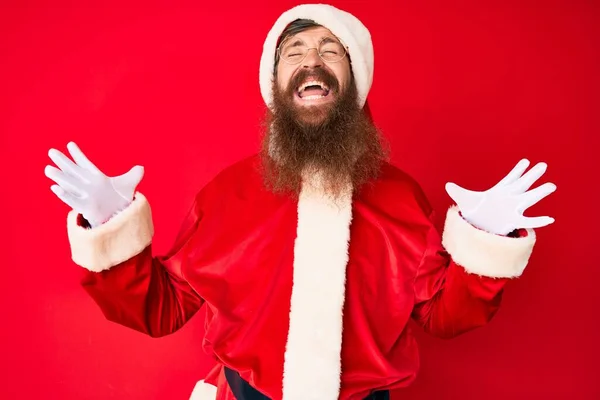 Pohledný Mladý Zrzavý Muž Dlouhými Vousy Kostýmu Santa Clause Oslavující — Stock fotografie