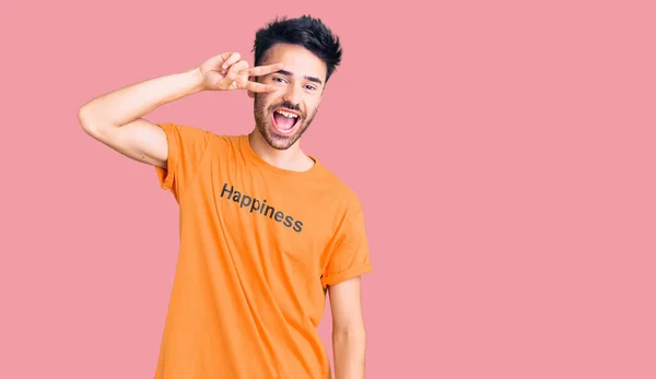 Jovem Hispânico Vestindo Shirt Com Mensagem Palavra Felicidade Fazendo Símbolo — Fotografia de Stock