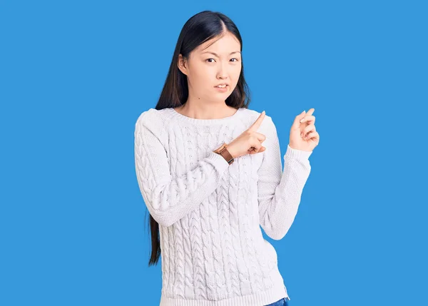 Młoda Piękna Chinka Ubrana Luźny Sweter Skierowana Bok Zmartwiona Zdenerwowana — Zdjęcie stockowe