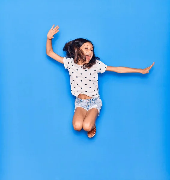 Adorable Niña Hispana Vistiendo Ropa Casual Sonriendo Feliz Saltando Con —  Fotos de Stock