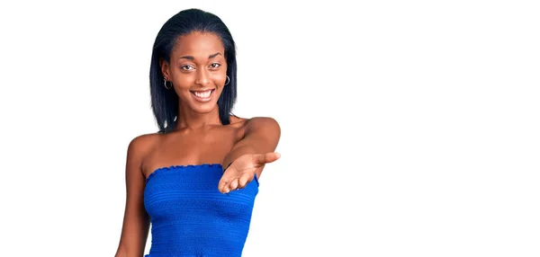 Молода Афроамериканська Жінка Одягнена Повсякденний Літній Одяг Посміхається Радістю Пропонуючи — стокове фото