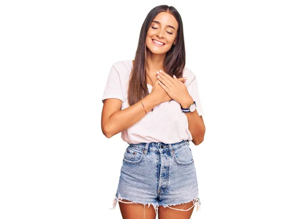 Νεαρή Ισπανόφωνη Γυναίκα Που Φοράει Λευκό Πουκάμισο Χαμογελώντας Χέρια Στο — Φωτογραφία Αρχείου