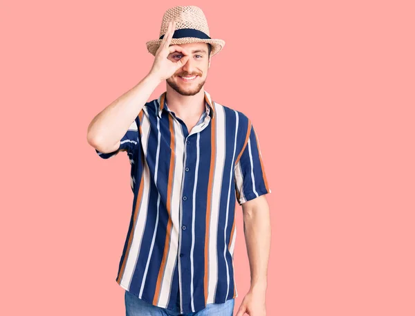 Homem Caucasiano Bonito Jovem Usando Chapéu Verão Fazendo Gesto Com — Fotografia de Stock