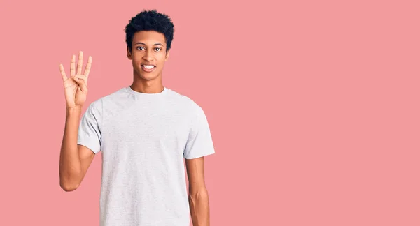 Junger Afrikanisch Amerikanischer Mann Trägt Lässige Kleidung Und Zeigt Mit — Stockfoto