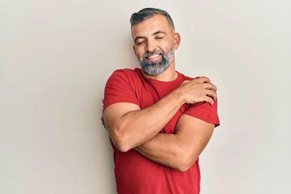 Homem Bonito Meia Idade Vestindo Roupas Casuais Abraçando Feliz Positivo — Fotografia de Stock