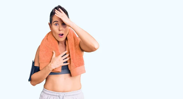 Mujer Joven Con Pelo Corto Con Ropa Deportiva Toalla Usando —  Fotos de Stock