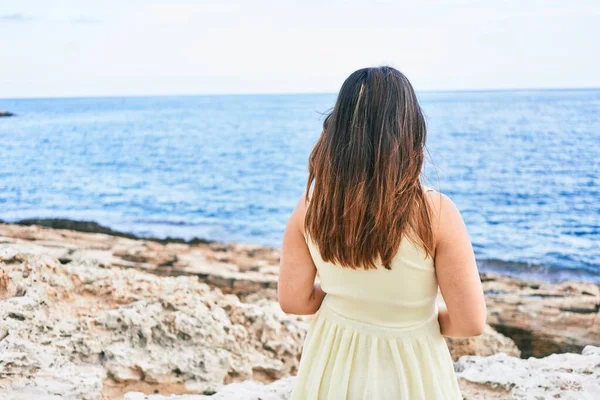 Jonge Mooie Vrouw Rug Uitzicht Zee Aan Het Strand — Stockfoto