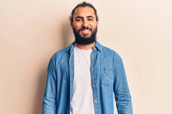 Jonge Arabier Man Draagt Casual Kleding Met Een Vrolijke Koele — Stockfoto