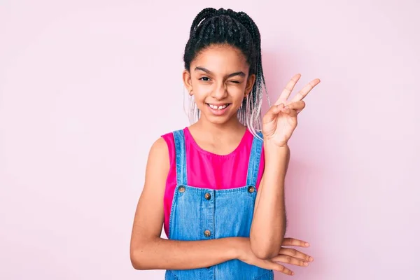 Junge Afrikanisch Amerikanische Mädchen Mit Zöpfen Lässiger Kleidung Vor Rosa — Stockfoto