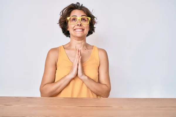 Joven Mujer Hispana Vestida Con Ropa Casual Gafas Sentadas Sobre — Foto de Stock