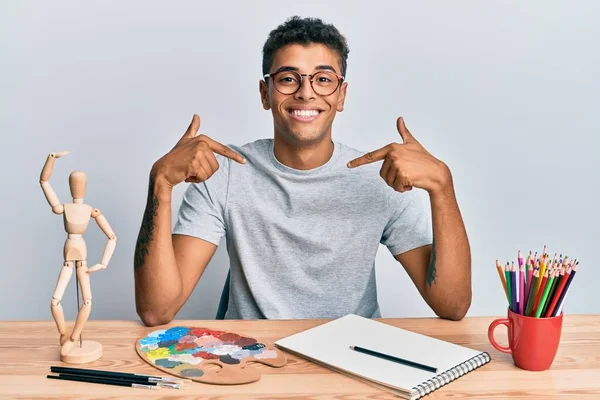 Ung Vacker Afrikansk Amerikansk Man Målare Sitter Palett Och Konst — Stockfoto