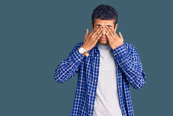 Jovem Afro Americano Vestindo Roupas Casuais Esfregando Olhos Para Fadiga — Fotografia de Stock