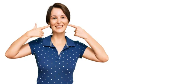 Mujer Morena Joven Con Pelo Corto Con Ropa Casual Sonriendo — Foto de Stock