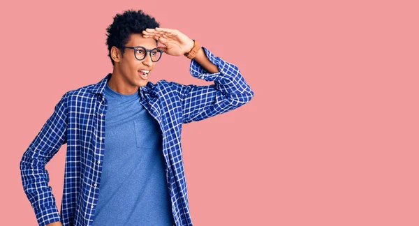 Fiatal Afro Amerikai Férfi Alkalmi Ruhát Szemüveget Visel Nagyon Boldog — Stock Fotó