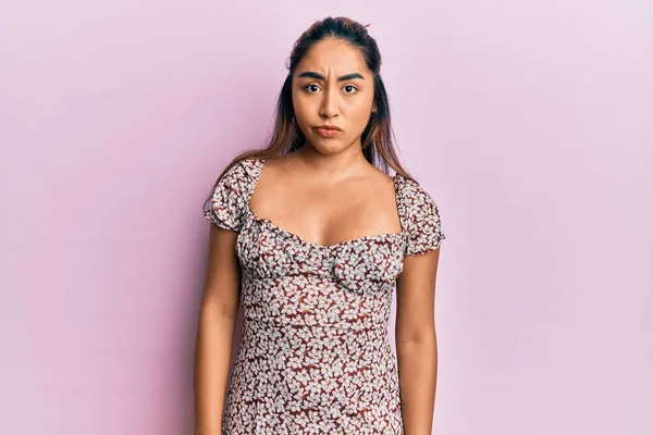 Молодая Латинская Женщина Обычной Одежде Скептически Нервно Хмурясь Расстроена Проблем — стоковое фото