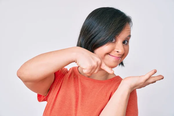 Brunette Vrouw Met Syndroom Dragen Casual Kleding Verbaasd Glimlachend Naar — Stockfoto