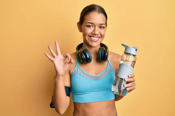 Vacker Latinamerikansk Kvinna Bär Sportkläder Dricka Flaska Vatten Gör Tecken — Stockfoto