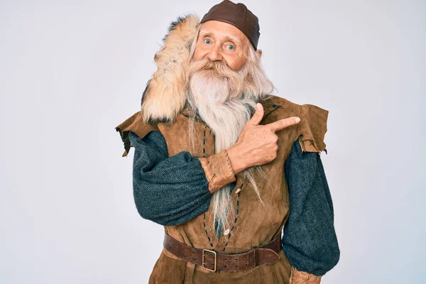 Idős Öregember Ősz Hajjal Hosszú Szakállal Viking Tradicionális Jelmezt Visel — Stock Fotó