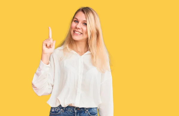 Gündelik Tişört Giyen Genç Güzel Sarışın Kadın Başarılı Bir Fikri — Stok fotoğraf