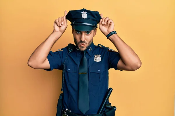 Bonito Homem Hispânico Vestindo Uniforme Policial Fazendo Gesto Engraçado Com — Fotografia de Stock
