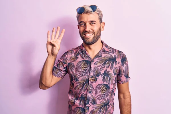 Knappe Blonde Man Vakantie Met Casual Shirt Zonnebril Roze Achtergrond — Stockfoto