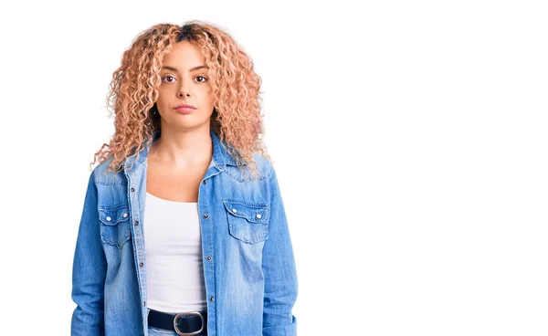 Jonge Blonde Vrouw Met Krullend Haar Draagt Casual Denim Jas — Stockfoto