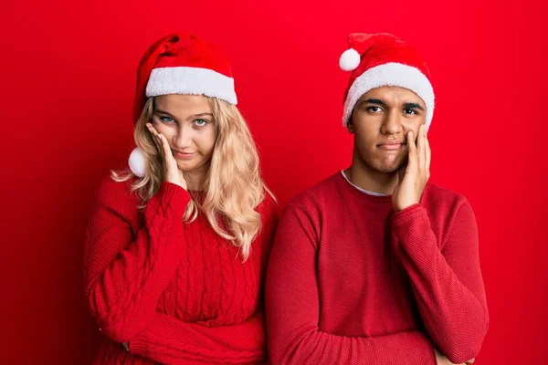 Jovem Casal Interracial Usando Chapéu Natal Pensando Que Parece Cansado — Fotografia de Stock