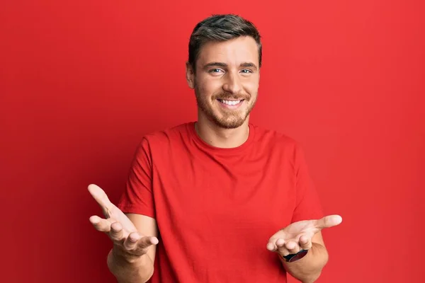 Bonito Caucasiano Vestindo Camisa Vermelha Casual Sorrindo Alegre Com Braços — Fotografia de Stock