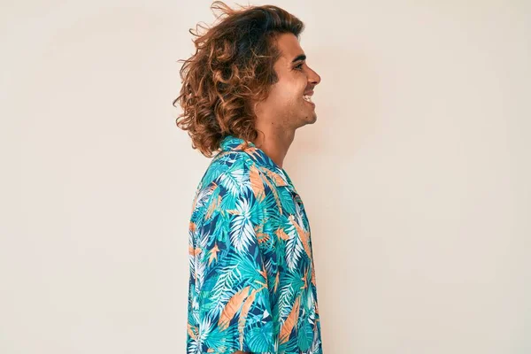 Mladý Hispánec Letní Košili Hledá Stranu Relaxační Profil Pózovat Přirozenou — Stock fotografie