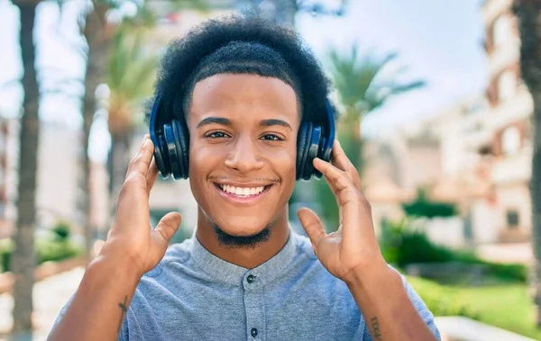 Fiatal Afro Amerikai Férfi Zenét Hallgat Fejhallgatóval Városban — Stock Fotó