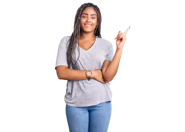 Młoda Afroamerykanka Warkoczami Luźnych Ciuchach Uśmiechnięta Uśmiechem Dłoni Palcu — Zdjęcie stockowe