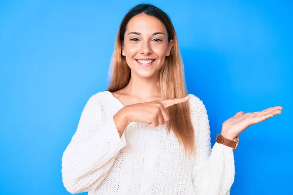 Jonge Brunette Vrouw Dragen Casual Trui Verbaasd Glimlachen Naar Camera — Stockfoto