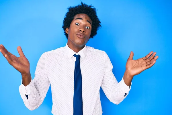 Knappe Afro Amerikaanse Man Met Afro Haar Die Een Zakelijk — Stockfoto