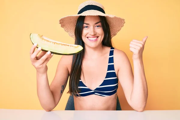 Joven Hermosa Mujer Caucásica Con Bikini Sombrero Sosteniendo Rebanada Melón —  Fotos de Stock