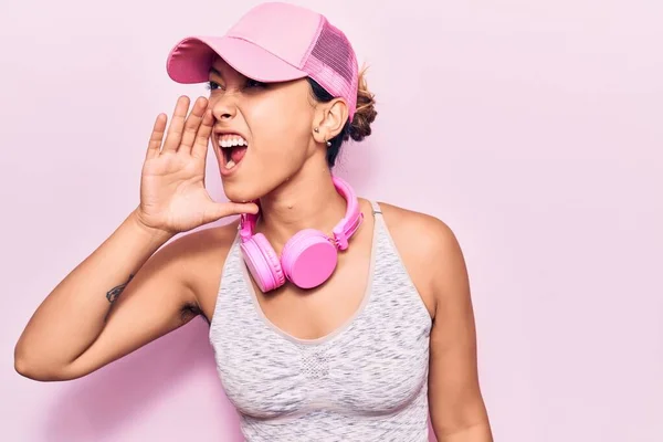 Mujer Joven Escuchando Música Usando Auriculares Gritando Gritando Alto Lado —  Fotos de Stock