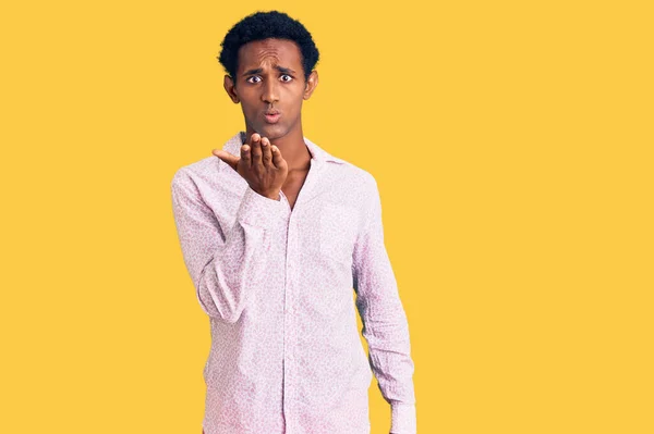 Hombre Guapo Africano Con Camisa Rosa Casual Mirando Cámara Soplando —  Fotos de Stock