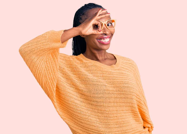 Jovem Afro Americana Vestindo Roupas Casuais Óculos Sorrindo Feliz Fazendo — Fotografia de Stock