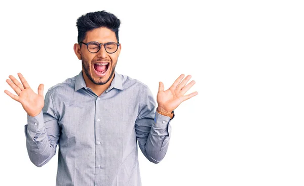 Bonito Jovem Latino Americano Vestindo Roupas Negócios Óculos Celebrando Louco — Fotografia de Stock