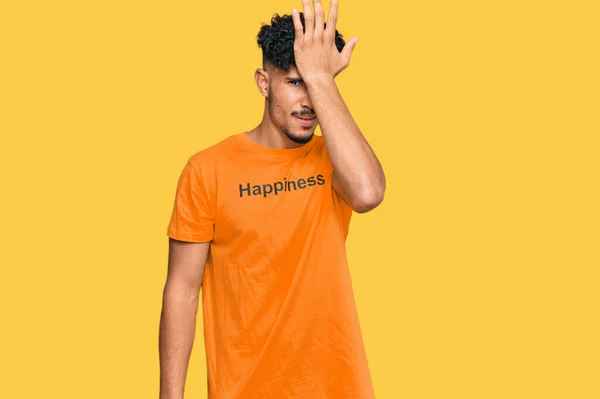 Giovane Arabo Che Indossa Una Maglietta Con Messaggio Felicità Parola — Foto Stock