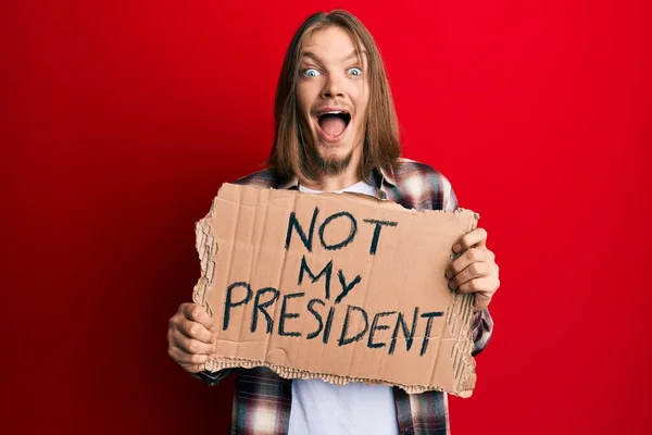 Schöner Kaukasischer Mann Mit Langen Haaren Der Nicht Mein Präsident — Stockfoto