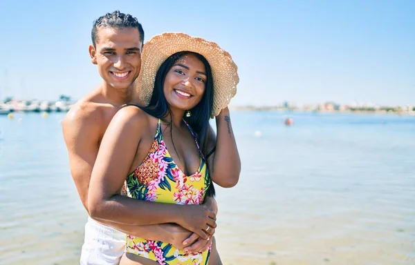 Joven Pareja Latina Vistiendo Traje Baño Sonriendo Feliz Abrazándose Playa — Foto de Stock