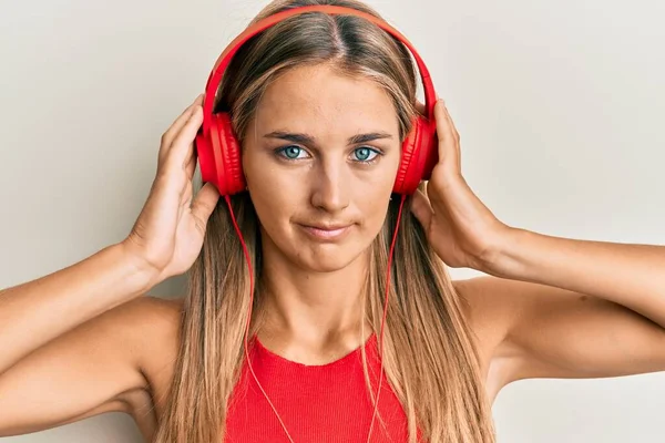 Jonge Blonde Vrouw Luisteren Naar Muziek Met Behulp Van Een — Stockfoto