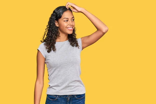 Chica Afroamericana Joven Con Ropa Casual Sonriendo Confiado Tocar Cabello —  Fotos de Stock