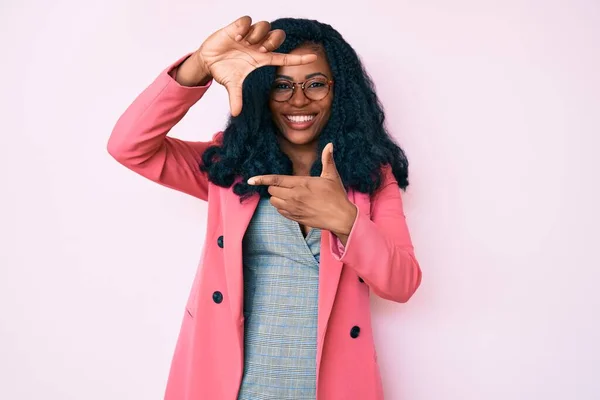 Mulher Africana Bonita Vestindo Jaqueta Negócios Óculos Sorrindo Fazendo Moldura — Fotografia de Stock