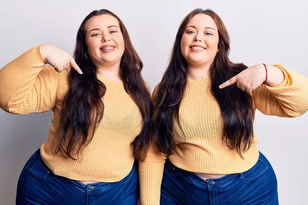 Mladý Velikost Dvojčata Sobě Ležérní Oblečení Vypadá Sebevědomě Úsměvem Tváři — Stock fotografie